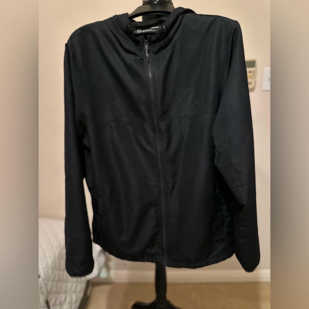 Under Armour Jumper Wind Jacket Long‎ Sleeve Hood
Sz Large. Excellent condition.